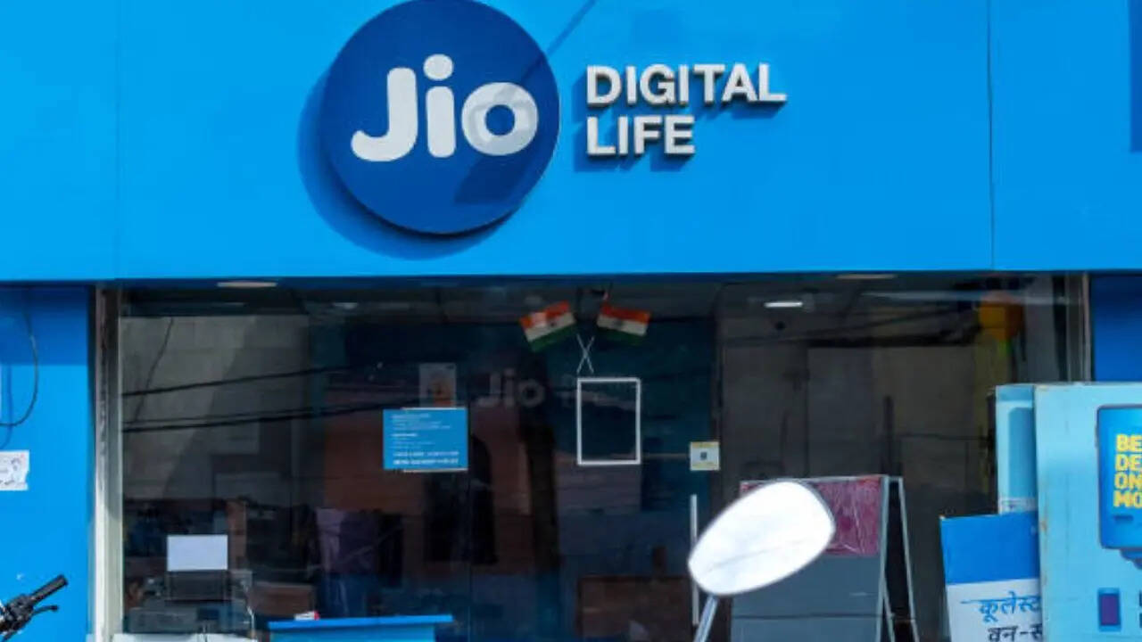 जियो की लिस्ट में कुछ ऐसे रिचार्ज प्लान्स भी हैं जिसमें आपको 90 दिन या फिर इससे ज्यादा की वैलिडिटी ऑफर की जाती है। अगर आप अधिक पैसा नहीं खर्च करना चाहते हैं जियो के यह प्लान्स आपको बड़ी राहत देंगे।