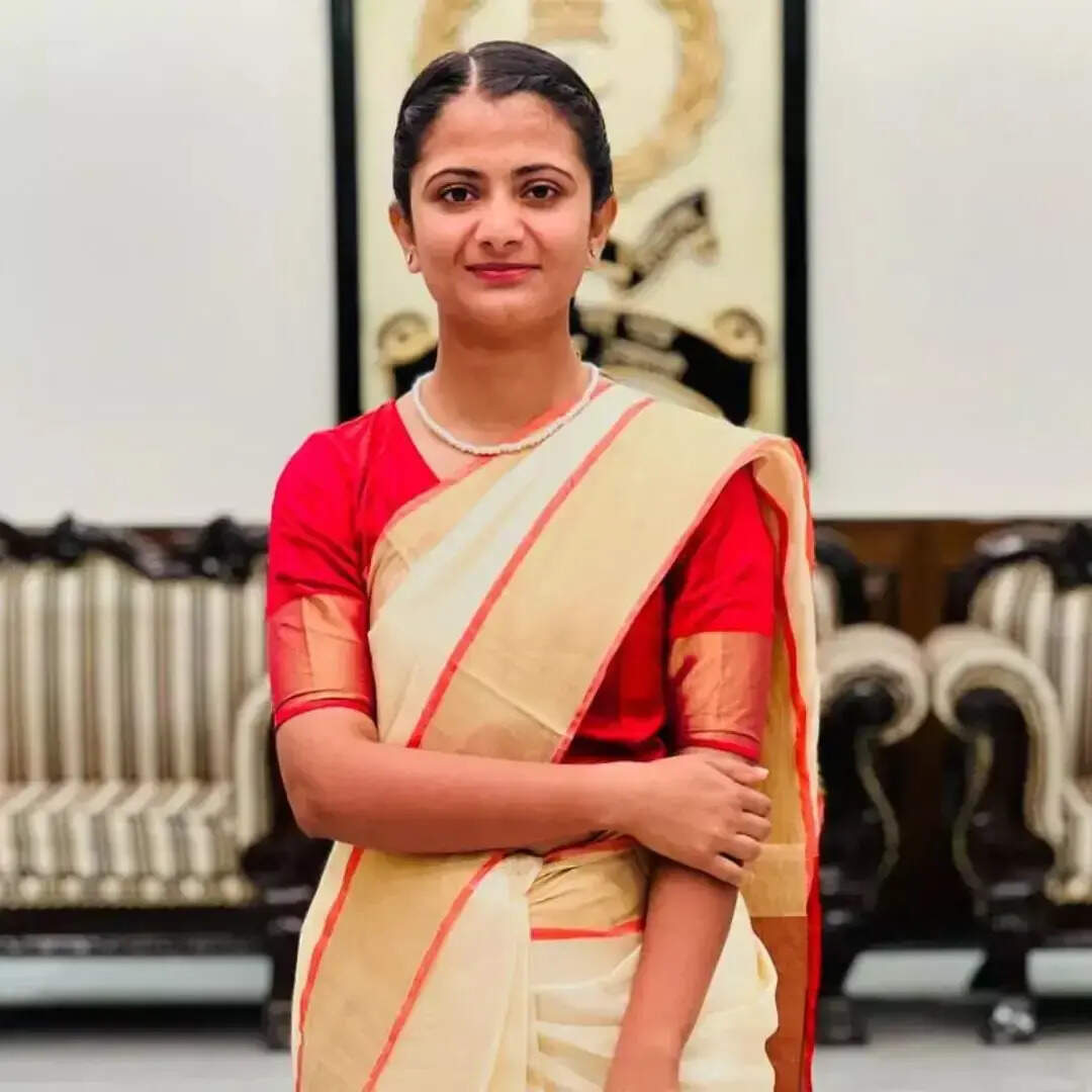 IAS Divya Tanwar Motivational Inspirational story Youngest IAS officer ...