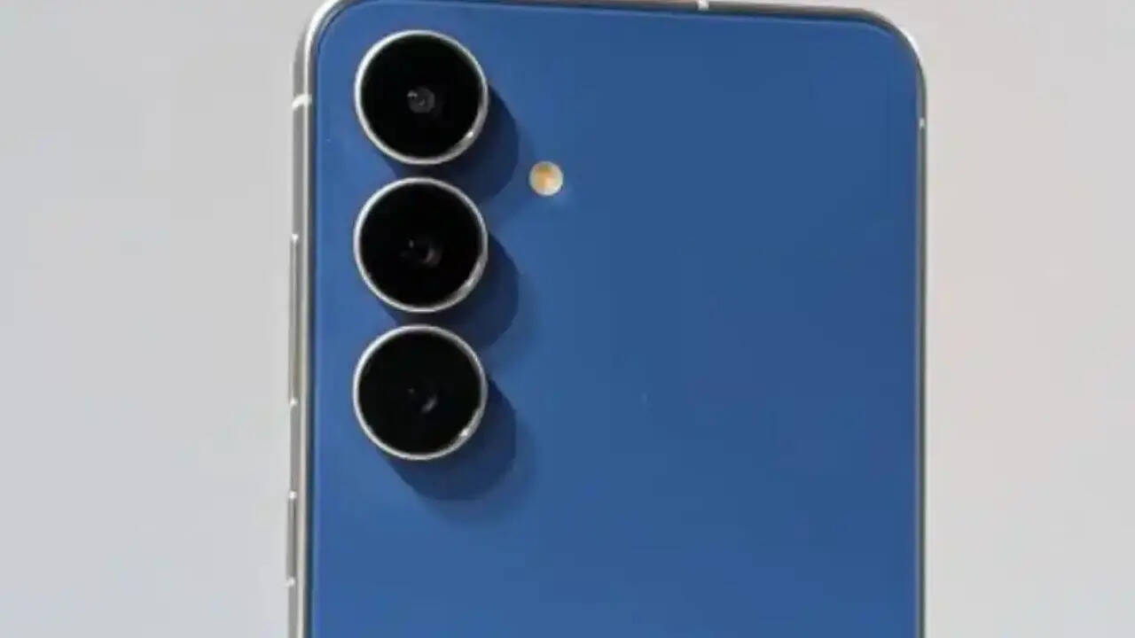फ्लिपकार्ट में Samsung Galaxy A56 5G को 45,999 रुपये की कीमत में लिस्ट किया गया है। यह कीमत स्मार्टफोन के 128GB स्टोरेज वेरिएंट की है। अभी आप इसकी रियल प्राइस से बेहद कम कीमत में खरीद सकते हैं। 
