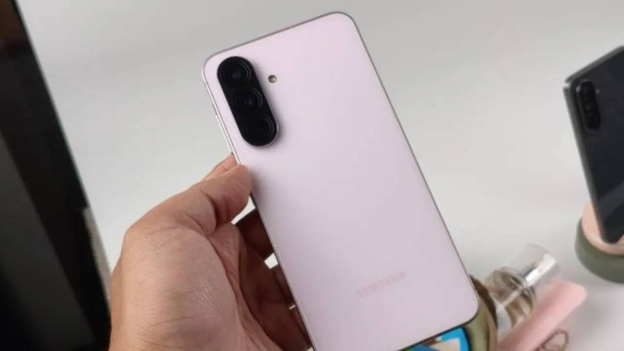 फ्लिपकार्ट के ऑफर्स का फायदा लेकर आप इस समय बेहद कम कीमत में Samsung Galaxy A56 5G को खरीदकर घर ले जा सकते हैं। आइए आपको इस फोन पर मिलने वाले ऑफर्स की डिटेल जानकारी देते हैं।