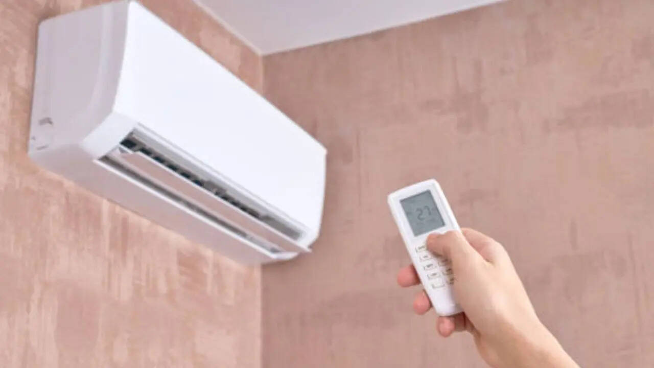 <strong>Voltas 1.5 Ton Split AC: </strong>स्प्लिट एसी के सेगमेंट में वोल्टास सबसे बड़ा नाम है। गर्मी आने से पहले फ्लिपकार्ट ने वोल्टास की स्प्लिट एसी में बड़ी कटौती की है। Volatas के 1.5 टन स्प्लिट एसी को फ्लिपकार्ट पर 57,990 रुपये में लिस्ट किया गया है। हालांकि अभी इस स्प्लिट एसी पर कंपनी ग्राहकों को 47% की छूट दे रही है। ऑफर के साथ आप इसे सिर्फ 30,990 रुपये में खरीद पाएंगे। 