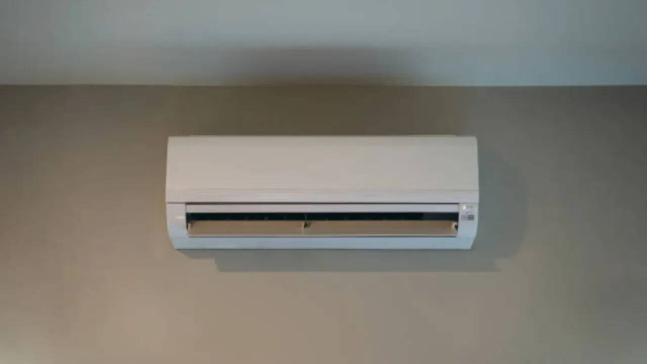 <strong>​Samsung 1.5 Ton Split AC: </strong>सैमसंग के 1.5 टन स्प्लिट एसी को सस्ती कीमत में खरीदने का शानदार मौका है। फ्लिपकार्ट में एसी को 72,990 रुपये की कीमत में लिस्ट किया गया है लेकिन अभी इस पर 41% की धमाकेदार छूट दी जा रही है। ऑफर के बाद आप इसे सिर्फ 42,990 रुपये में खरीद सकते हैं। सैमसंग का यह स्प्लिट एसी वाई फाई कनेक्शन के साथ आता है। 