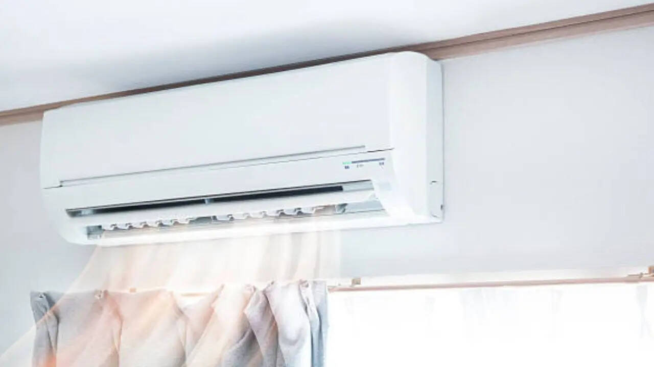 गर्मी के सीजन को अभी आने में करीब करीब एक से डेढ़ महीना है लेकिन फ्लिपकार्ट ने एसी कीमत में ग्राहकों को बड़ा डिस्काउंट दे दिया है। आप इस समय स्प्लिट एसी को 51% तक के डिस्काउंट के साथ खरीदकर घर ले जा सकते हैं। आइए आपको कुछ बड़ी डील्स के बारे में बताते हैं।