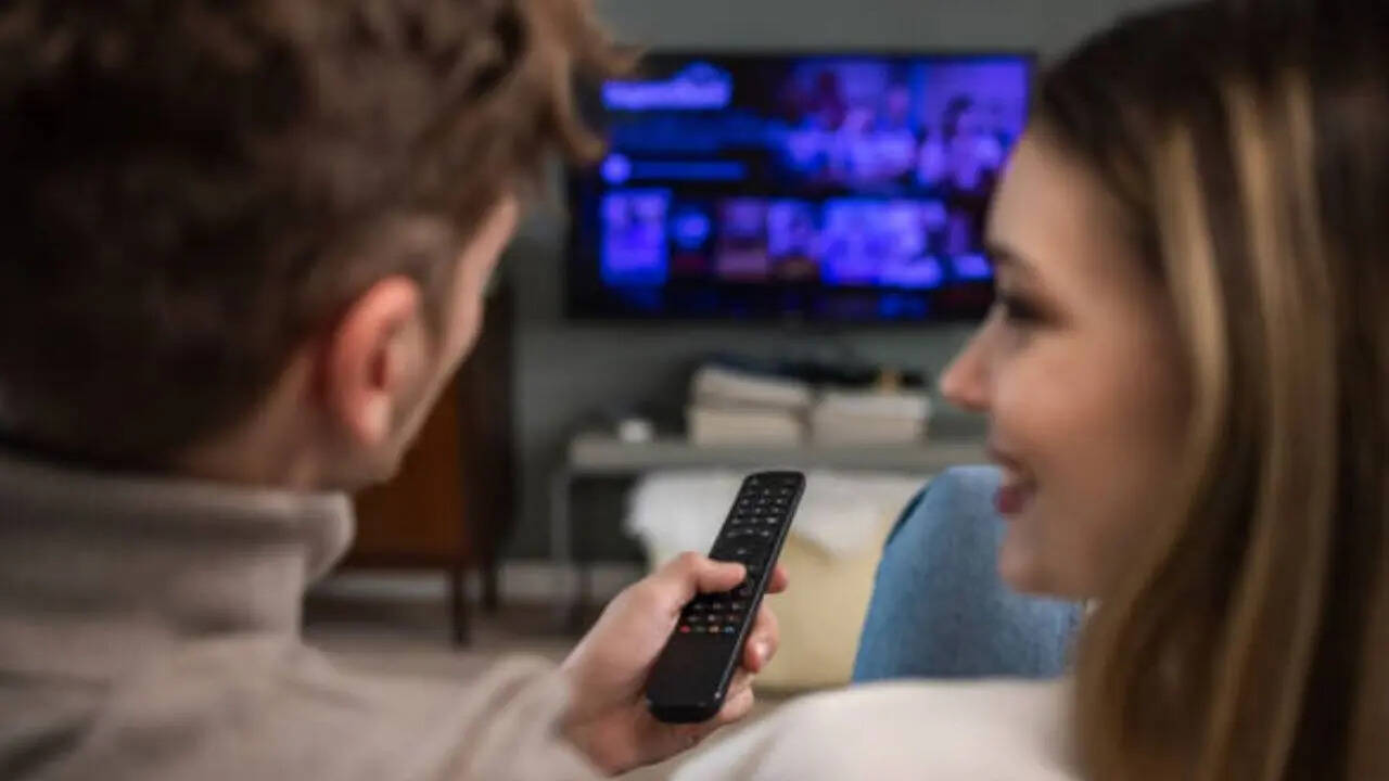 <strong>Realme 55 inch LED Smart TV:</strong> रियलमी की 55 इंच स्मार्ट टीवी को फ्लिपकार्ट में 65,399 रुपये की कीमत में लिस्ट किया गया है। फ्लिपकार्ट ग्राहकों को इस स्मार्ट टीवी पर 56% की धमाकेदार छूट दे रहा है। डिस्काउंट ऑफर के साथ आप इसे सिर्फ 28,999 रुपये की कीमत में खरीदकर घर ले जा सकते हैं। अगर आप बैंक ऑफर का फायदा लेते हैं तो इसे और भी सस्ती कीमत में खरीद पाएंगे।