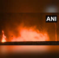 Delhi सफदरजंग फ्लाईओवर के पास गोदाम में भीषण आग का कहर मौके पर 14 दमकल गाड़ियां मौजूद