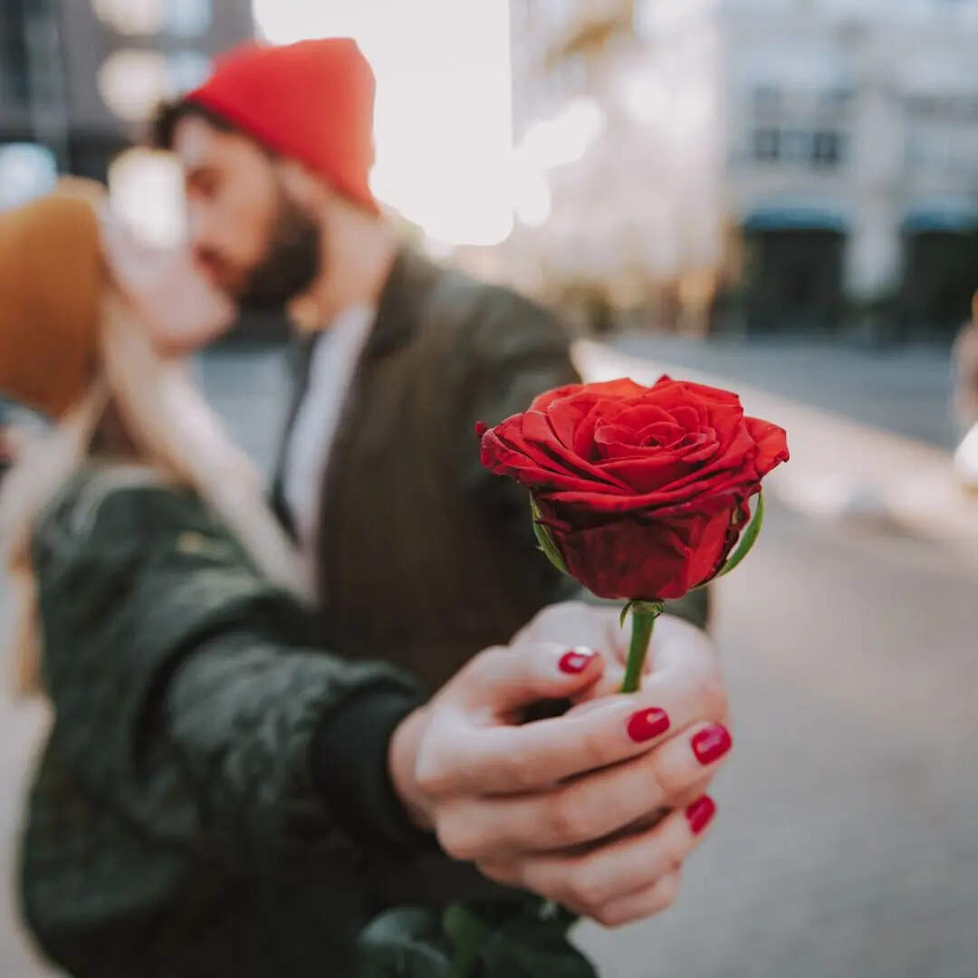 गुलाब हैं आंखे, पंखुड़ी से हैं होंठ तेरे