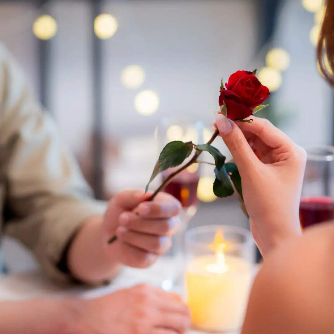 आपके होठो पर सदा खिलता गुलाब रहे..