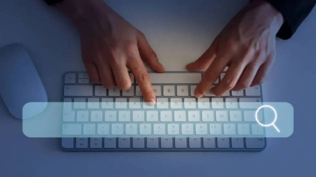 गूगल पर किसी भी तरह के मादक पदार्थ जैसे ड्रग्स आदि की खरीदारी के बारे में जानकारी लेना भी एक बड़ी गलती हो सकती है। इस मामले में भी पुलिस आपसे पूछताछ कर सकती है। 