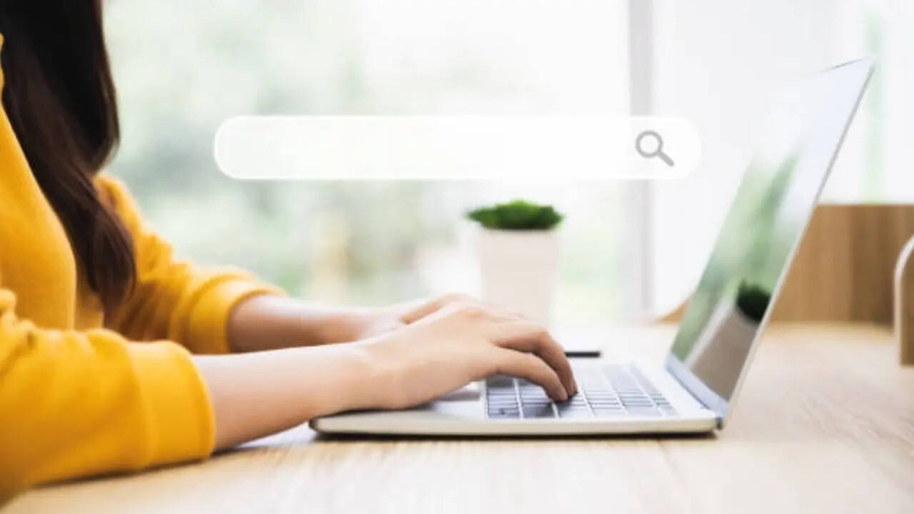 गूगल पर अगर आप चाइल्ड पॉर्न कंटेंट सर्च करते हैं तो आप कानूनी पचड़े में फंस सकते हैं। ऐसा करने पर आपसे पॉक्सो एक्ट के तहत पूछताछ हो सकती है। अगर आप ऐसा कंटेंट किसी के साथ शेयर करते हैं तो इसके लिए आपको जेल भी हो सकती है।