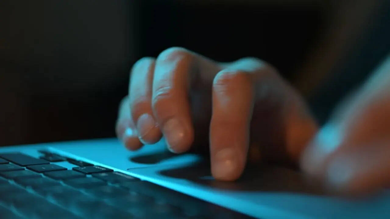 <strong>Google SeGoogle Par Kabhi Nahi Search Karna Chahiye Ye Chije: </strong>जी हां आपने सही सुना गूगल सर्च पर की गई एक गलती आपको पूरी जिंदगी के लिए पछतावे पर डाल सकती है। आइए आपको कुछ ऐसे चीजों के बारे में बताते हैं जिन्हें आपको भूलकर भी गगूल पर सर्च नहीं करना चाहिए।