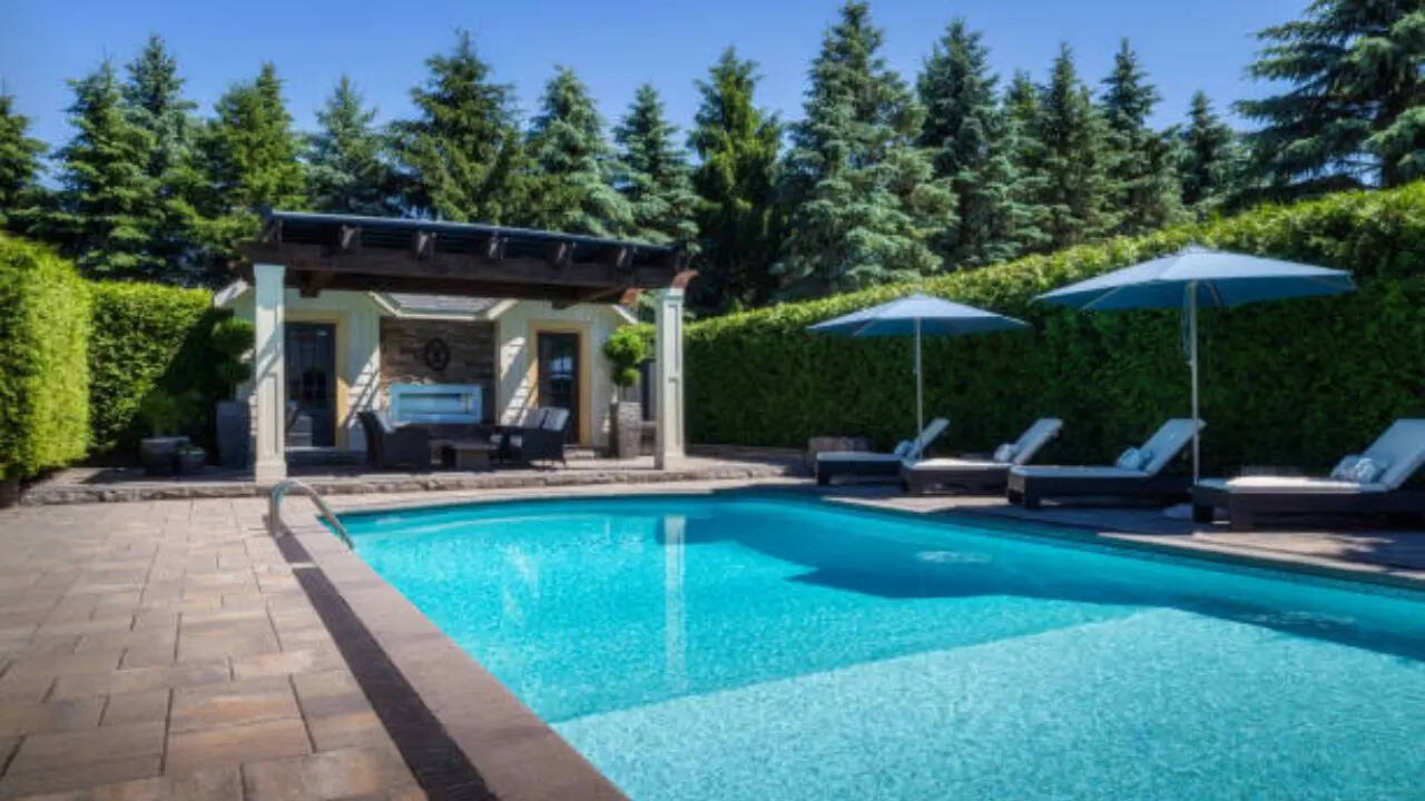 स्विमिंग पूल का पानी क्यों दिखता है नीला