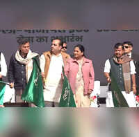 CM रेखा गुप्ता ने 500 नई बसों को दिखाई हरी झंडी केजरीवाल पर तंज कसते हुए बोलीं- जनता ने दिया घमंड का जवाब