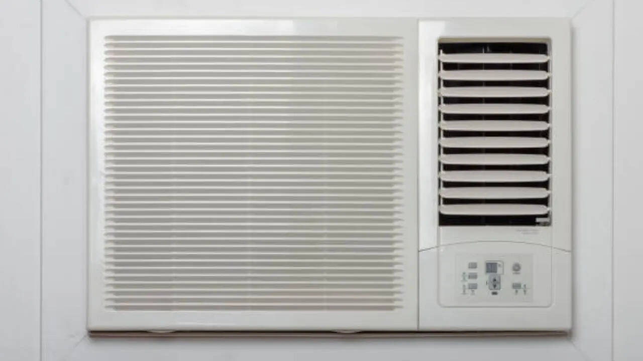<strong>LG 1.5 Ton 3 Star AC:</strong> अगर बजट कम है तो आप एलजी के 3 स्टार विंडो एसी की तरफ जा सकते हैं। LG 1.5 Ton Window AC को फ्लिपकार्ट में 67,990 रुपये की कीमत में लिस्ट किया गया है। हालांकि इस पर अभी ग्राहकों को फरवरी के महीने में 53% का धमाकेदार डिस्काउंट दिया जा रहा है। ऑफर के साथ आप इसे सिर्फ 31,990 रुपये में खरीद सकते हैं।