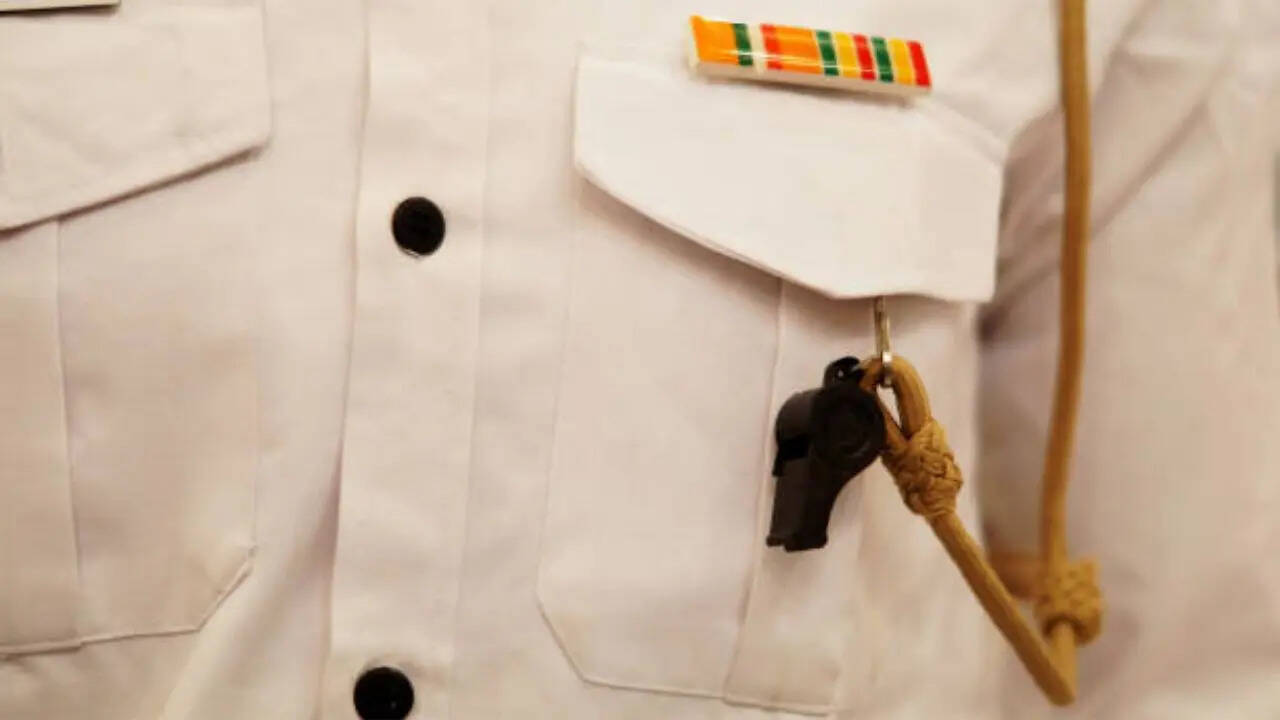 रस्सी से बंधी होती है सीटी