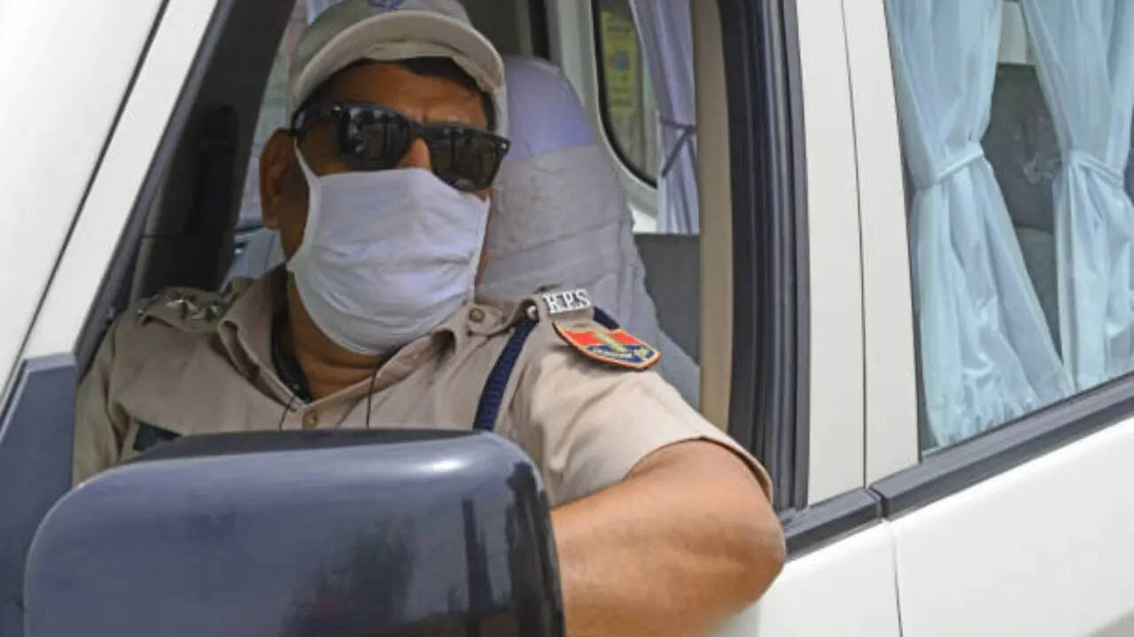 इनके कंधे पर होती है नेवी ब्लू कलर की रस्सी