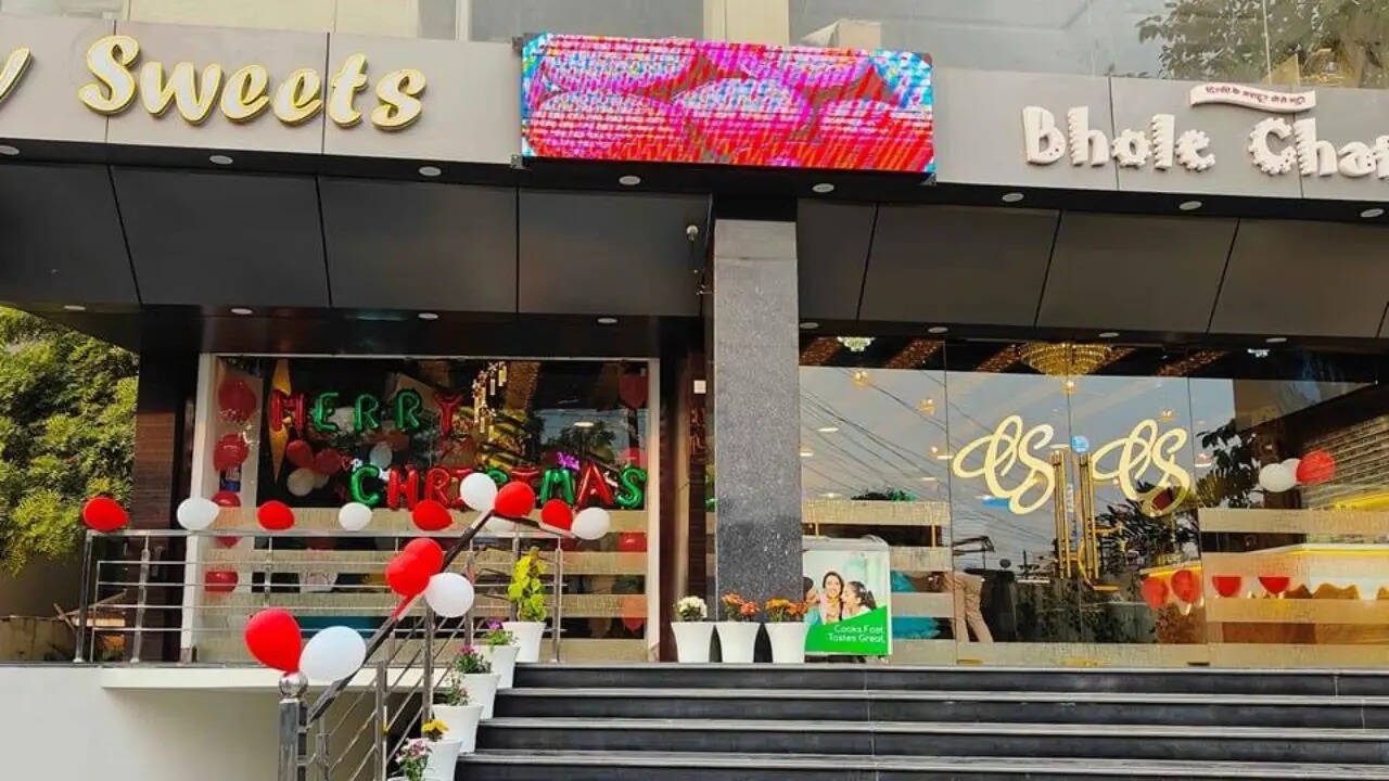 भोले की नगरी वाराणसी में भोले चटूरे के पास छोले-भटूरे खाने बड़ी संख्या में लोग आते हैं