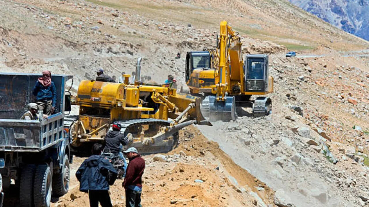 JCB का रंग आमतौर पर पीला होता है इसके पीछे भी एक बड़ा कारण है। JCB का पीला रंग सुरक्षा कारण से जुड़ा है। JCB ज्यादातर समय रात को भी काम करती है विजिबिलिटी कम होने पर भी मशीन दूर से ही दिखे ताकि कोई हादसा न हो इसलिए इसे पीला रंग दिया गया। 