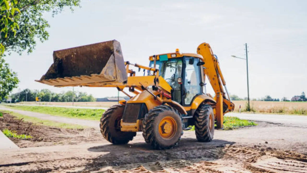 जिस मशीन को हम JCB के नाम से जानते हैं दरअसल उसका असली नाम 'बैकहो लोडर' (Backhoe Loader) होता है। आपको बता दें कि शुरुआती समय में इस मशीन का रंग नीला और लाल था। 