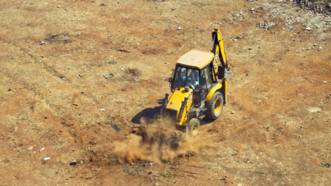 JCB किसी मशीन का नाम नहीं है बल्कि यह एक ब्रैंड का नाम है। JCB कंपनी का नाम है जिसका फुल फॉर्म  जोसेफ सिरिल बैमफोर्ड एक्सकेवेटर्स लिमिटेड (Joseph Cyril Bamford Excavators Ltd) है।