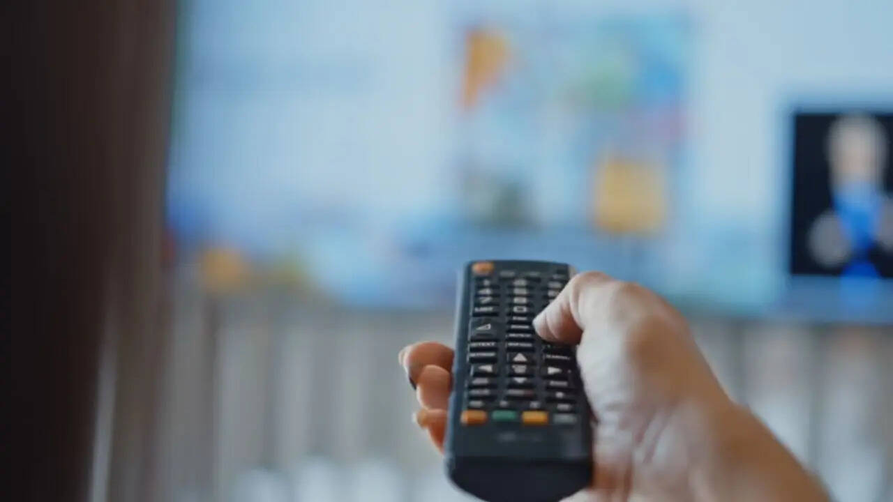 <strong>VW OptimaX 43 inch Smart TV: </strong>VW की स्मार्ट टीवी पर फ्लिपकार्ट ने बड़ी कटौती की है। इस ब्रैंड की 43 इंच स्मार्ट टीवी को फ्लिपकार्ट में 24,999  रुपये की कीमत में लिस्ट किया गया है। हालांकि अभी इस पर 46% का धमाकेदार फ्लैट डिस्काउंट दिया जा रहा है। इस ऑफर के साथ आप इसे अभी सिर्फ 13,499 रुपये में खरीदकर घर ले जा सकते हैं। पुराने स्मार्ट टीवी को एक्सचेंज करके आप एक्स्ट्रा बचत भी कर सकते हैं।