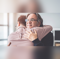 Hug Day क्या गले लगाने से मजबूत होती है इम्यूनिटी जानें क्या कहता है हग थेरेपी का विज्ञान