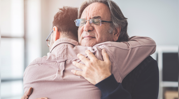 Hug Day क्या गले लगाने से मजबूत होती है इम्यूनिटी जानें क्या कहता है हग थेरेपी का विज्ञान