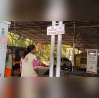 आज का वायरल वीडियो 12-FEB-2026 पेट्रोल पंप का ये No Smoking बोर्ड हुआ वायरल लिखी ऐसी बात कि लोग इंटरनेट पर जमकर कर रहे शेयर