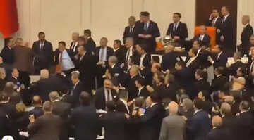 तुर्किये की संसद में भारी बवाल जस्टिस मंत्री की नियुक्ति पर आपस में भिड़े सांसद थप्पड़-मुक्कों की हुई बरसात Video