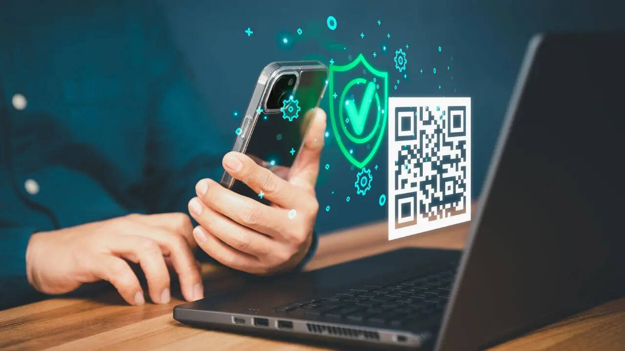 QR कोड बनाना भी आसान है। कई वेबसाइट और ऐप्स की मदद से मुफ्त में QR कोड तैयार किया जा सकता है। कई बिजनेस अपनी जानकारी साझा करने के लिए इसका इस्तेमाल करते हैं।