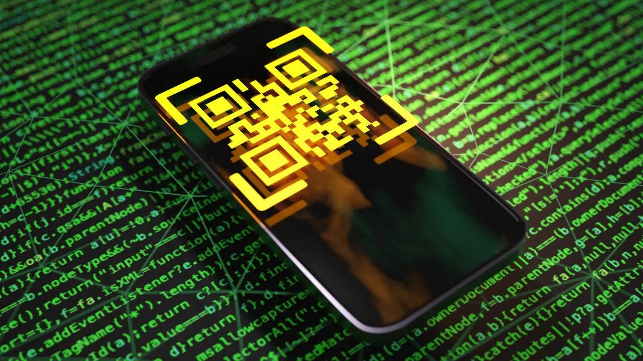QR कोड सुरक्षित भी माना जाता है, क्योंकि इसमें एन्क्रिप्टेड जानकारी हो सकती है। हालांकि, अनजान या संदिग्ध QR कोड स्कैन करने से बचना चाहिए। क्योंकि डिजिटल समय में साइबर धोखाधड़ी के मामले भी आए दिन सामने आते रहते हैं।