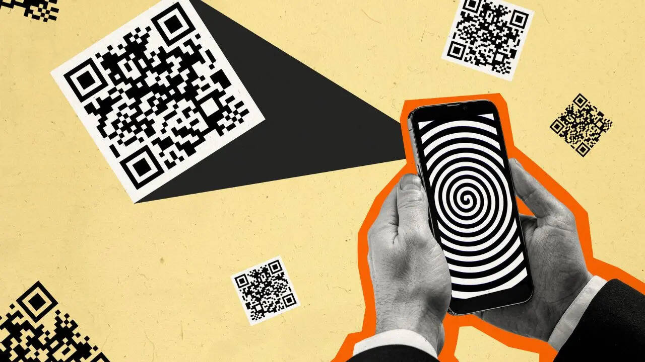 जापान की कंपनी Denso Wave ने QR Code का इस्तेमाल सबसे पहले ऑटोमोबाइल इंडस्ट्री में किया था। यह कंपनी Toyota Group की सहायक कंपनी है और 1994 में कंपनी के इंजीनियर मासाहिरो हारा (Masahiro Hara) ने QR कोड विकसित किया था। 