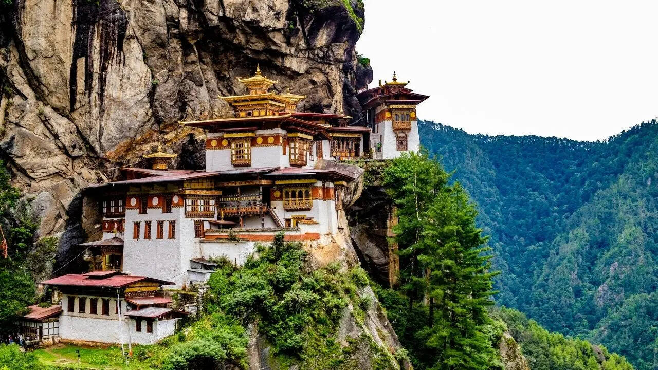 भूटान तीन तरफ से ​घिरा है भारत से