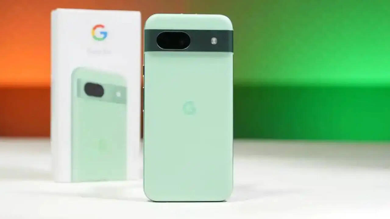 परफॉर्मेंस के लिए इस स्मार्टफोन में Google Tensor G4 चिपसेट दिया गया है। इसके अलावा इसमें आपको 8GB तक की रैम और 256GB तक की स्टोरेज मिलती है। कंपनी ने स्मार्टफोन को पावर देने के लिए इसमें 5100mAh की बड़ी बैटरी दी है जो कि 23W की फास्ट चार्जिंग मिलती है।