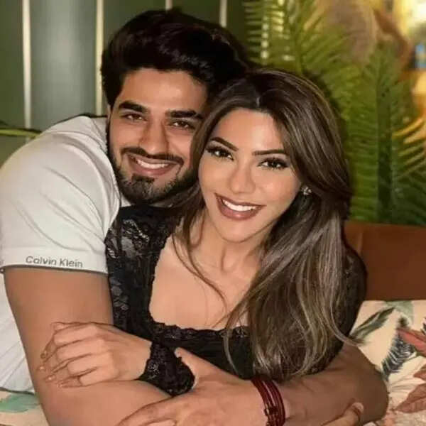 कपल गोल्स देते हैं निक्की-अरबाज