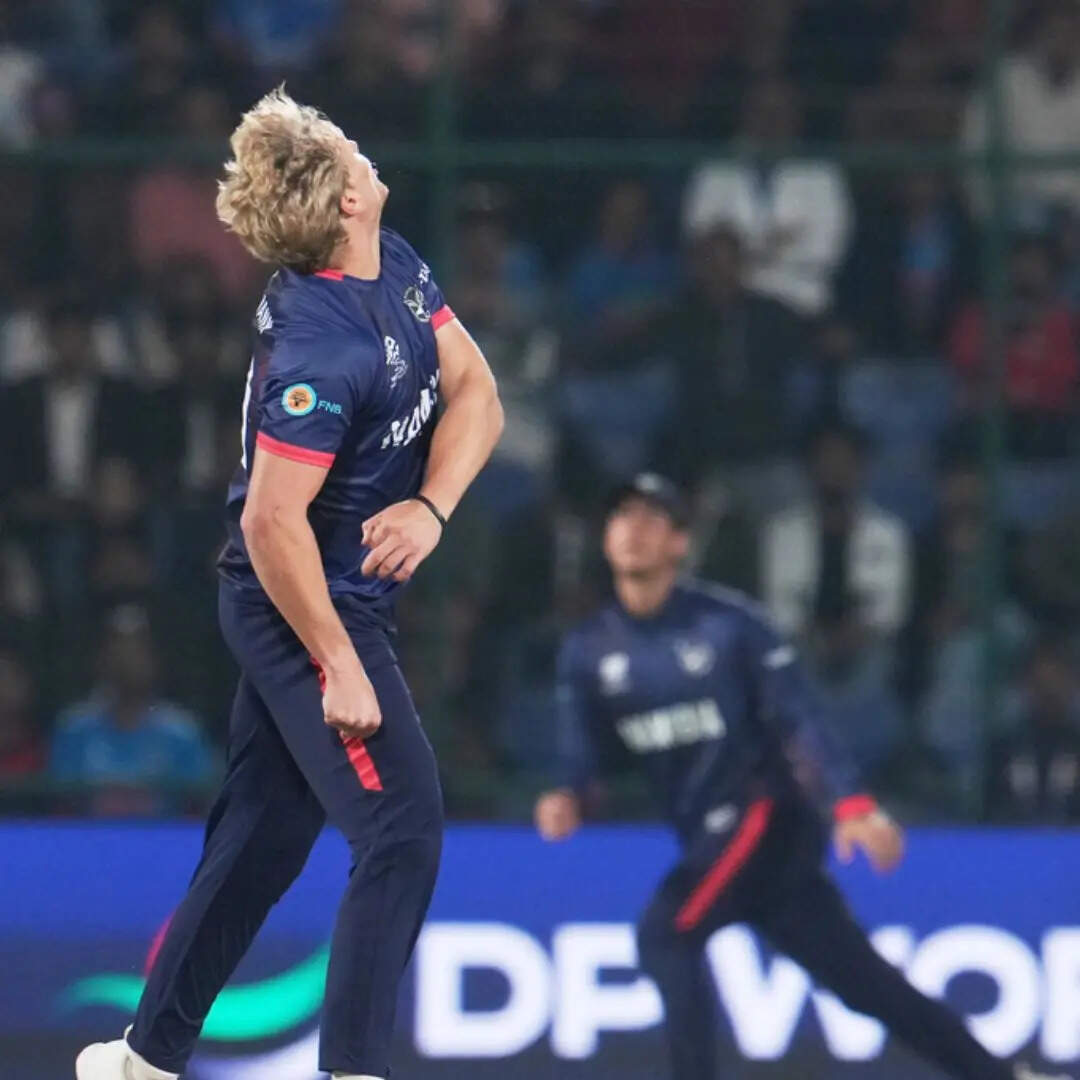 नामीबिया के गेंदबाजों की जमकर धुनाई