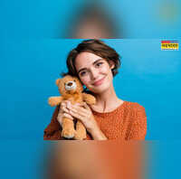 स्टफ टॉयज को गोद क्यों ले रही है Gen Z क्यों गुड्डे-गुड़ियों के बन रहे पेरेंट