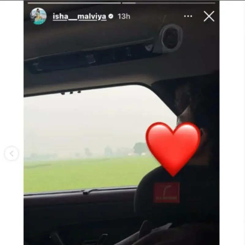ईशा मालवीय ने मिस्ट्री मैन संग शेयर की फोटो!
