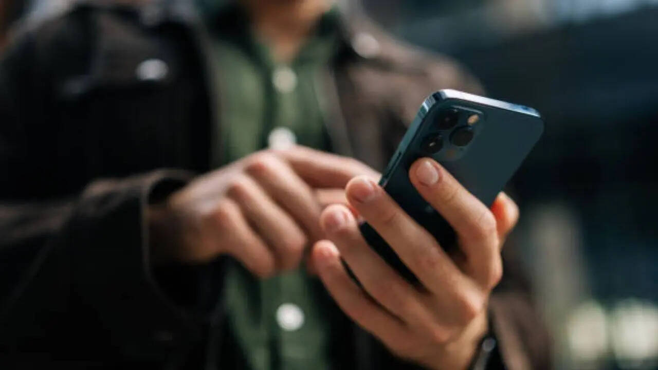 अगर आप आईफोन का इस्तेमाल कर रहे हैं और आपको iOS 26.3 वर्जन का अपडेट मिल गया है तो आपको तुरंत उसे इंस्टाल कर लेना चाहिए। इसके लिए आपको फोन की सेटिंग में जाना होगा और फिर सॉफ्टवेयर अपडेट में जाकर उसे अपडेट करना होगा। 