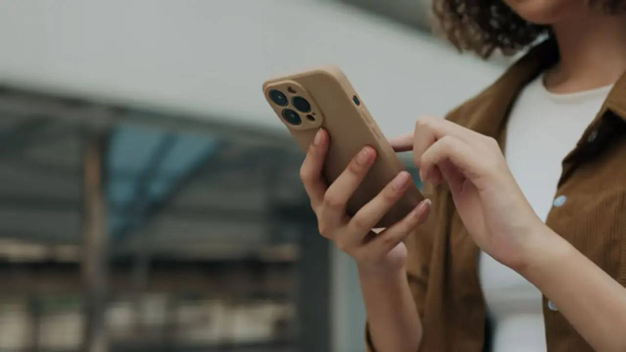 Apple ने जानकारी देते हुए बताया कि अभी तक डायनामिक लिंक एडिटर से जुड़े एक बग् का दुरुपयोग किया जा रहा था। जब भी किसी आईफोन या फिर मैकबुक में कोई प्रोग्राम लॉन्च होता है तो यह कोड सबसे पहले ओपन होता है।