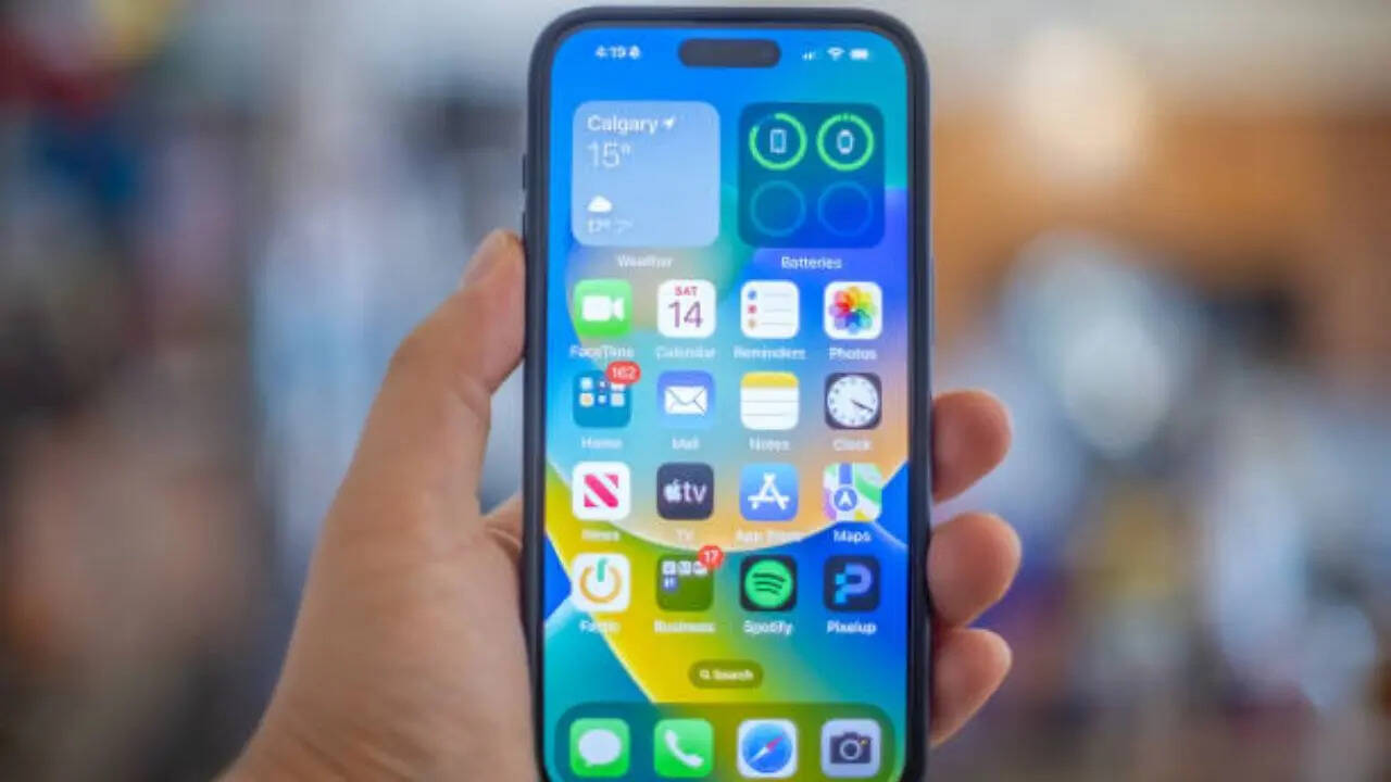 कंपनी ने यूजर्स को सलाह देते हुए बताया कि  iOS 26.3 में कई तरह के बग्स को फिक्स करने और दूसरे सिक्योरिटी फीचर्स को शामिल किया गया है। लेटेस्ट ओएस वर्जन फोन को किसी भी तरह के एक्सटर्नल एक्सेस से बचने और डेटा को सेफ रखने में मदद करेगा।