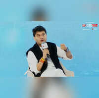 ET NOW GBS 2026 डिजिटल हाईवे ने बदली अर्थव्यवस्था की तस्वीर 12 साल में 1 GB डेटा की कीमत 287 से घटकर हो गई 9 रुपए बोले ज्योतिरादित्य सिंधिया