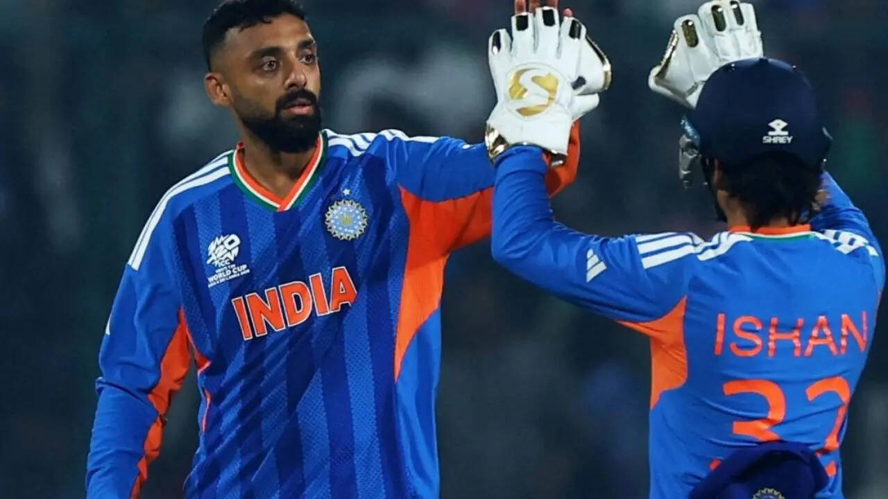 सभी टेलीकॉम कंपनियों के पोर्टफोलियो में कुछ ऐसे प्लान्स मौजूद हैं जिसमें यूजर्स को फ्री में जियो हॉटस्टार का फ्री सब्सक्रिप्शन मिलता है। आइए आपको ऐसे रिचार्ज प्लान्स की जानकारी देते हैं जो आपको IND vs PAK मैच के साथ साथ पूरा वर्ल्ड कप फ्री में दिखाएंगे।