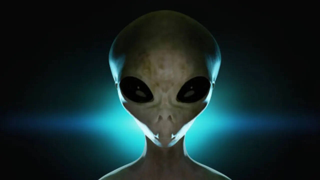 सोशल मीडिया पर बहस तेज