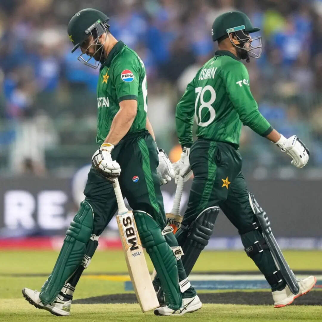 भरभरा के गिरी पाकिस्तान टीम