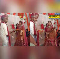 जब शादी में ऐसे दोस्त पहुंच जाएं तो माहौल बन ही जाता है Viral Video देख छूट जाएगी आपकी हंसी