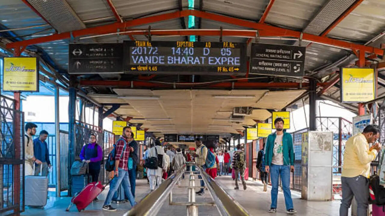 RailOne ऐप में यात्रियों को  जनरल टिकट बुकिंग, रिजर्व टिकट और प्लेटफॉर्म टिकट बुक करने का ऑप्शन मिलता है। इसलिए अगर आपने अभी तक रेल वन ऐप को इंस्टाल नहीं किया है तो आपको इसे तुरंत इंस्टाल कर लेना चाहिए। 