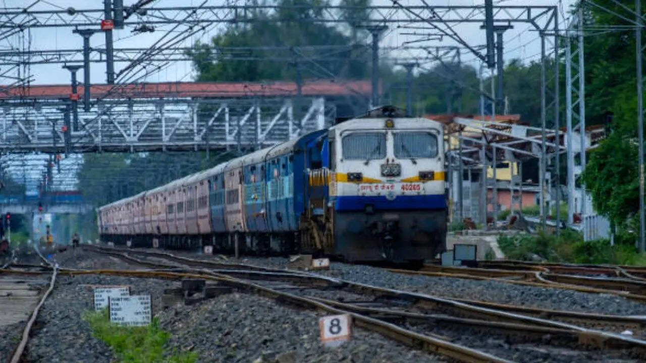 UTS App की जगह अब ट्रेन टिकट की बुकिंग के लिए यात्रियों को फोन में 'RailOne'  इंस्टाल करना होगा। इस ऐप्लिकेशन में भारतीय रेलवे ने कई तरह की सुविधाएं उपलब्ध कराई हैं।