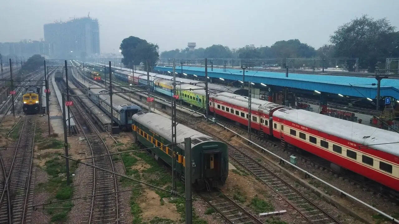 NMG ट्रेनों में बंद रहते हैं खिड़की दरवाजे