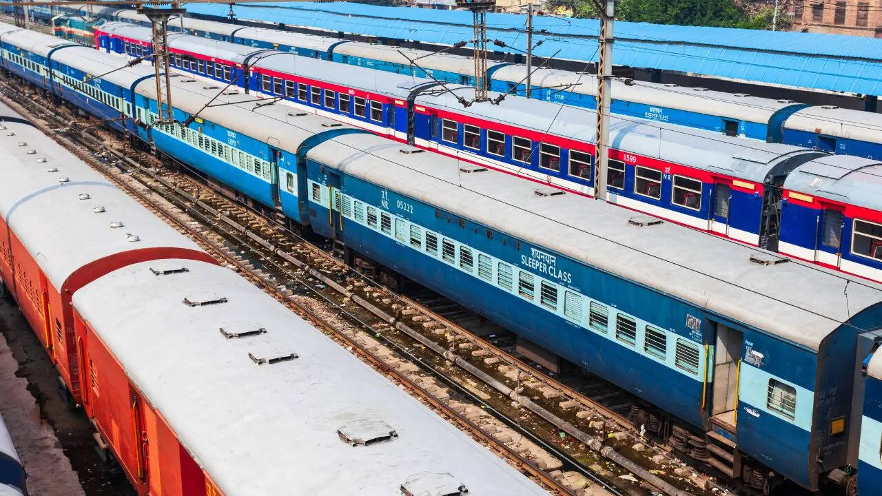 किस ट्रेन में नहीं है एक भी दरवाजा और खिड़कियां?