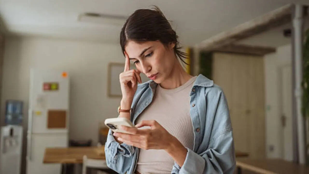हाल ही में भारतीय साइबर अपराध समन्वय केंद्र (I4C) ने भी करोड़ों मोबाइल यूजर्स को चेतावनी दी है। साइबर क्राइम पोर्टल ने लोगों को सलाह दी है कि वे अपने स्मार्टफोन में स्क्रीन शेयरिंग ऐप्स इंस्टॉल न करें।